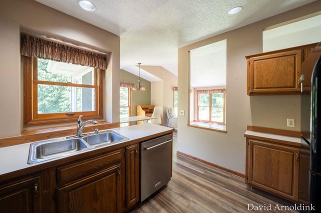 624 S 160th Avenue, Park Twp, MI 49423