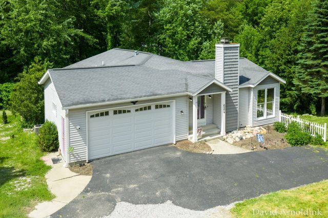 624 S 160th Avenue, Park Twp, MI 49423