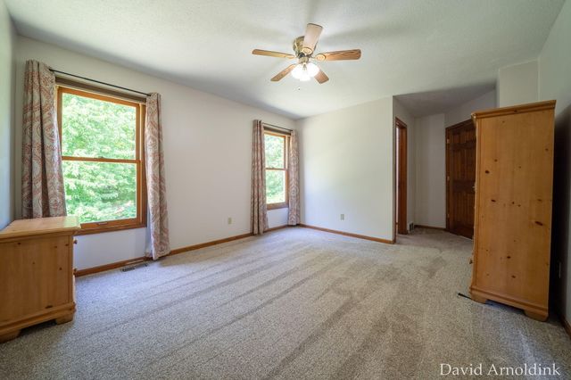 624 S 160th Avenue, Park Twp, MI 49423