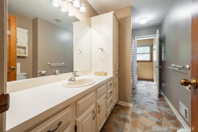 624 S 160th Avenue, Park Twp, MI 49423