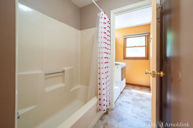 624 S 160th Avenue, Park Twp, MI 49423