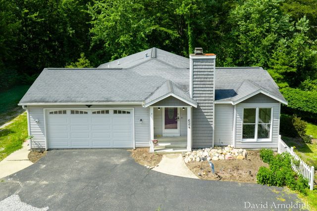 624 S 160th Avenue, Park Twp, MI 49423
