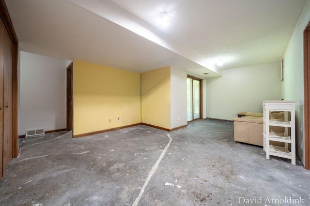 624 S 160th Avenue, Park Twp, MI 49423