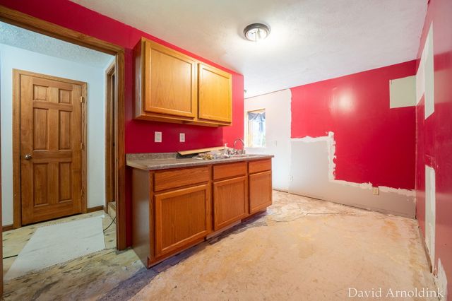 624 S 160th Avenue, Park Twp, MI 49423