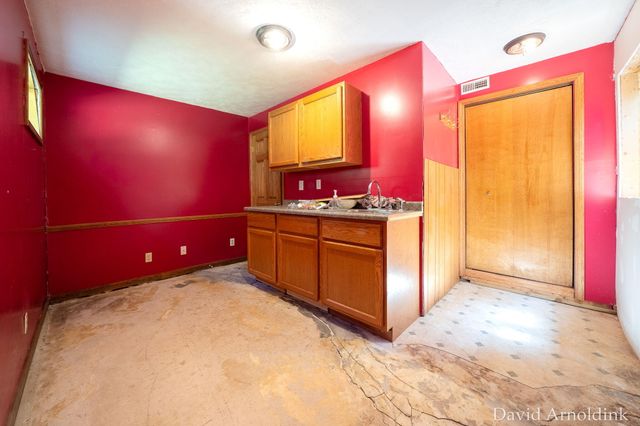 624 S 160th Avenue, Park Twp, MI 49423