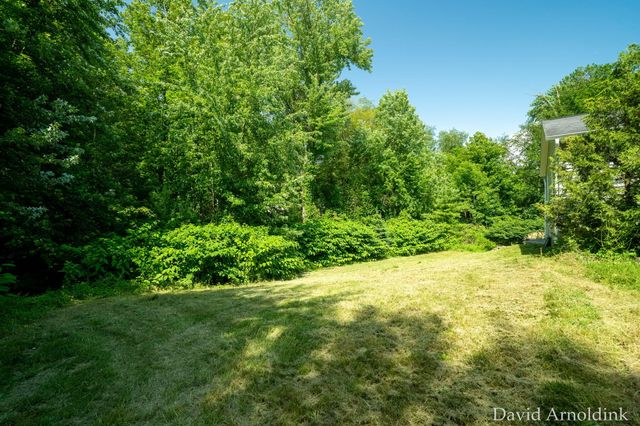 624 S 160th Avenue, Park Twp, MI 49423