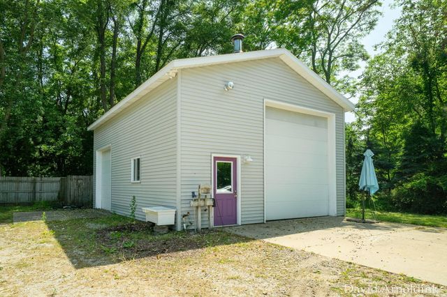 624 S 160th Avenue, Park Twp, MI 49423