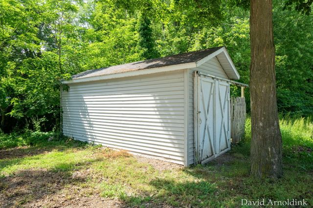 624 S 160th Avenue, Park Twp, MI 49423