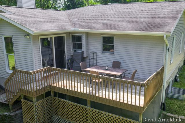 624 S 160th Avenue, Park Twp, MI 49423