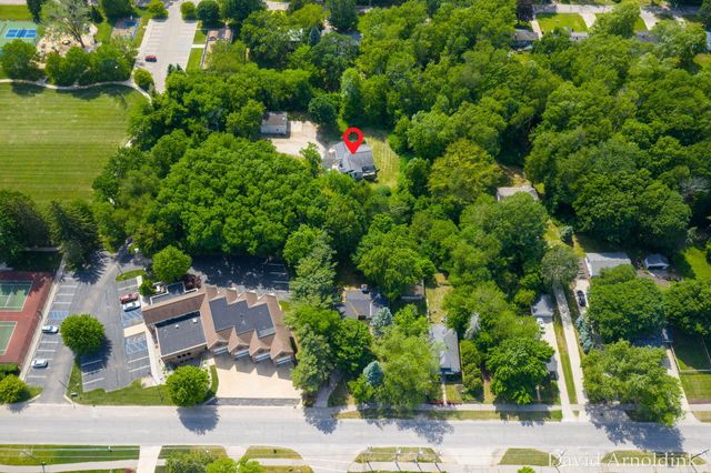 624 S 160th Avenue, Park Twp, MI 49423