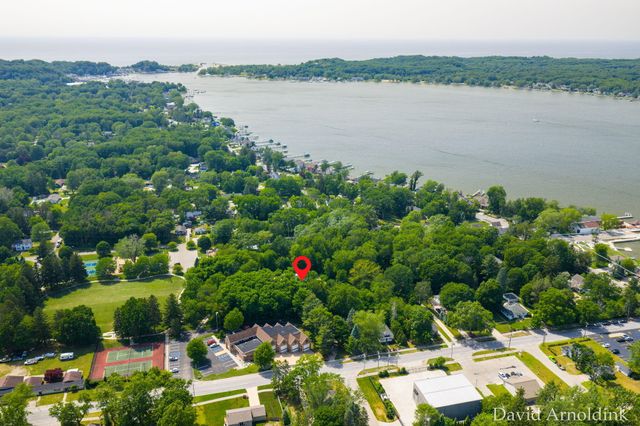 624 S 160th Avenue, Park Twp, MI 49423