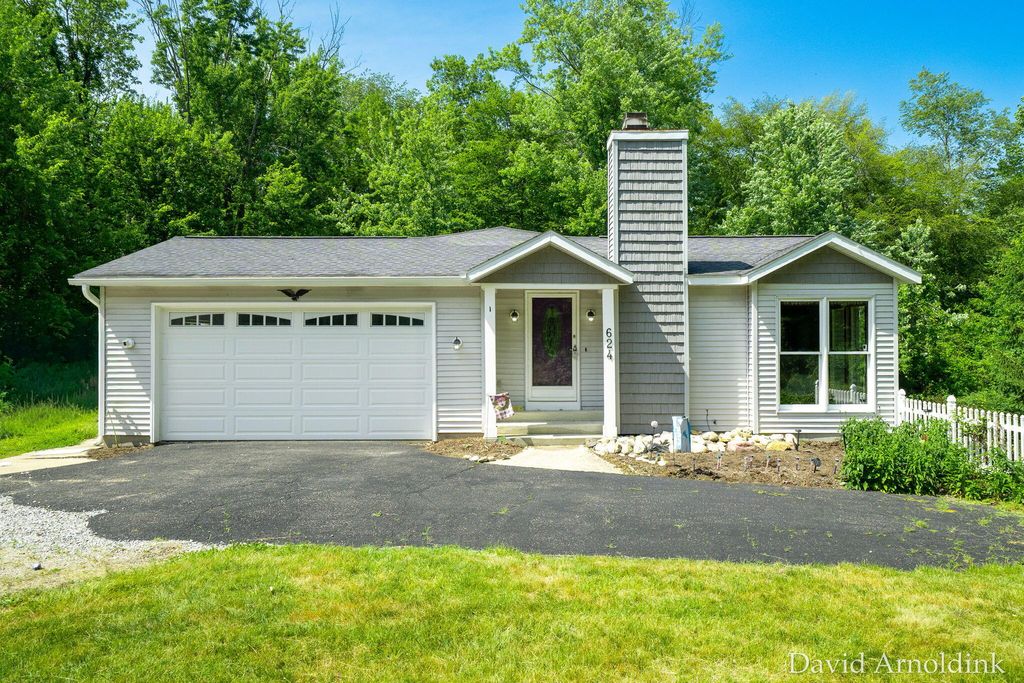 624 S 160th Avenue, Park Twp, MI 49423