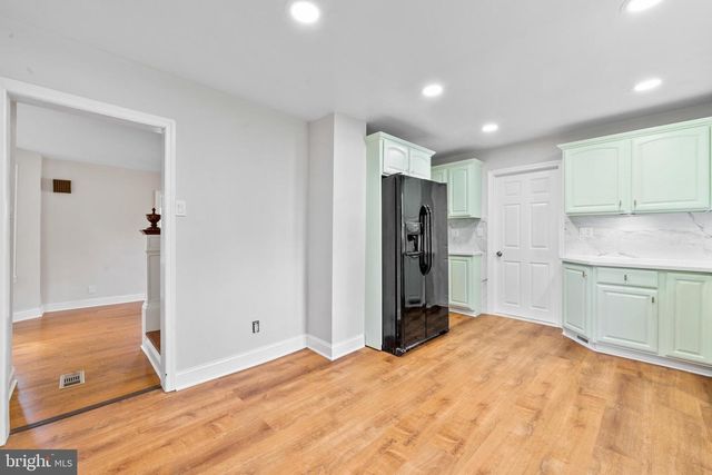 332 E LINDEN AVE, Lindenwold, NJ 08021