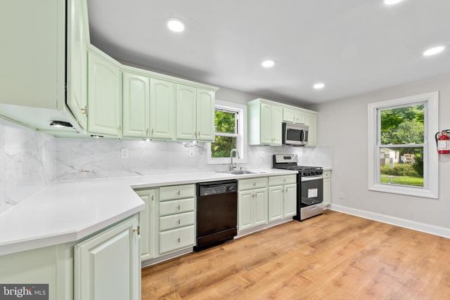 332 E LINDEN AVE, Lindenwold, NJ 08021