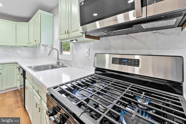 332 E LINDEN AVE, Lindenwold, NJ 08021