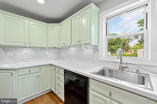 332 E LINDEN AVE, Lindenwold, NJ 08021