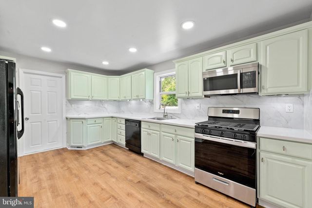 332 E LINDEN AVE, Lindenwold, NJ 08021