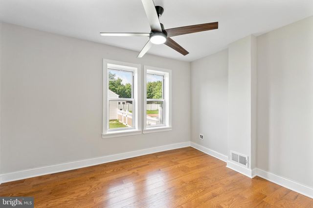 332 E LINDEN AVE, Lindenwold, NJ 08021