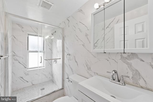 332 E LINDEN AVE, Lindenwold, NJ 08021