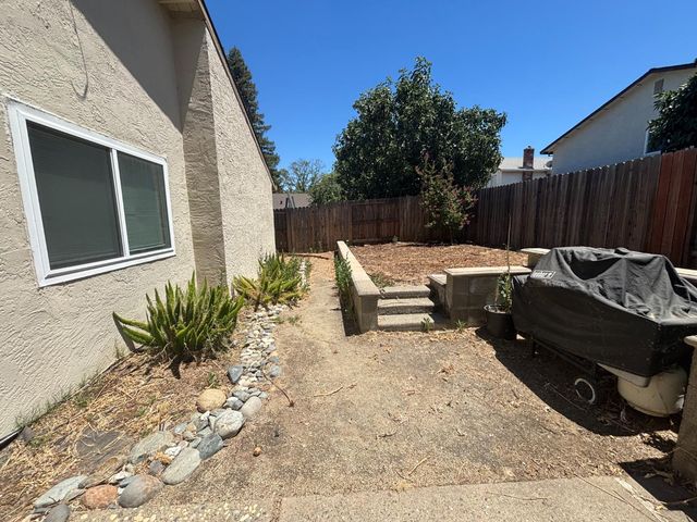 8936 Autumnwood Dr, Sacramento, CA 95826