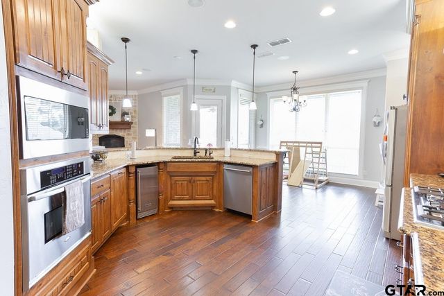 521 Susie St, Chandler, TX 75758