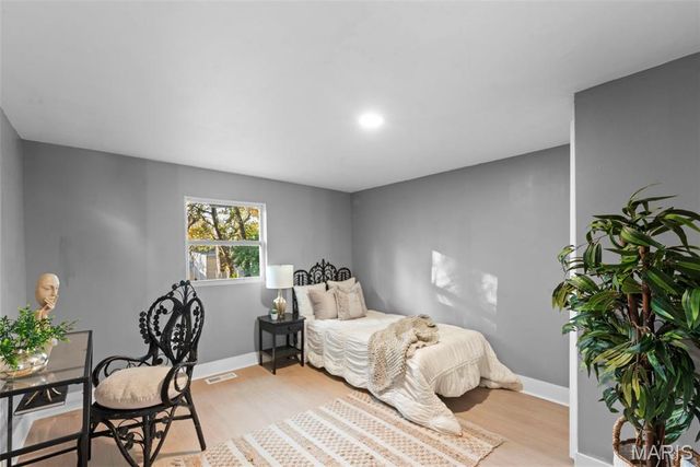 3221 Suncrest Avenue, St Louis, MO 63114