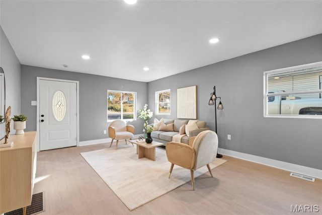 3221 Suncrest Avenue, St Louis, MO 63114