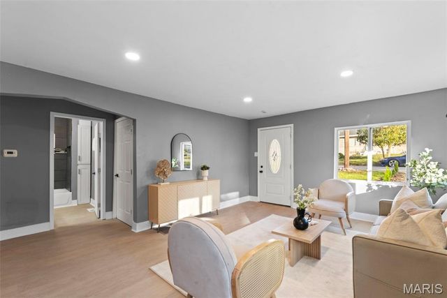 3221 Suncrest Avenue, St Louis, MO 63114