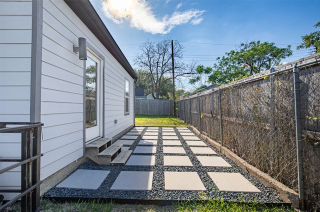 1239 Whitaker Avenue, Dallas, TX 75216