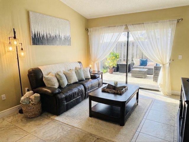 2690 N Nob Hill Road, Sunrise, FL 33322