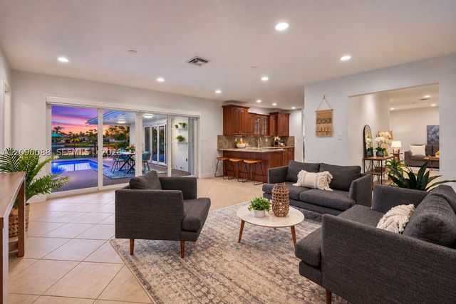 7311 Sabal Dr, Miami Lakes, FL 33014