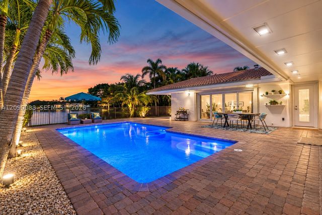 7311 Sabal Dr, Miami Lakes, FL 33014