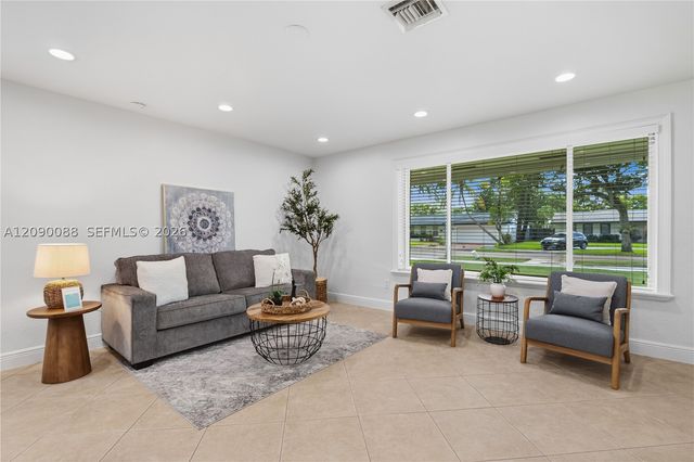 7311 Sabal Dr, Miami Lakes, FL 33014