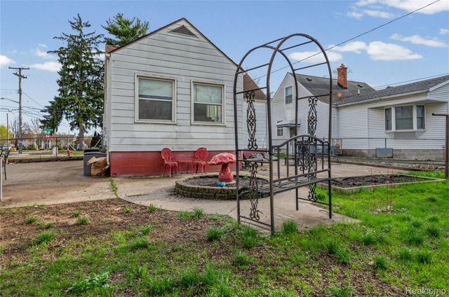 527 E Sunnybrook Drive, Royal Oak, MI 48073