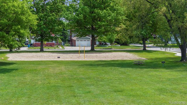 527 E Sunnybrook Drive, Royal Oak, MI 48073