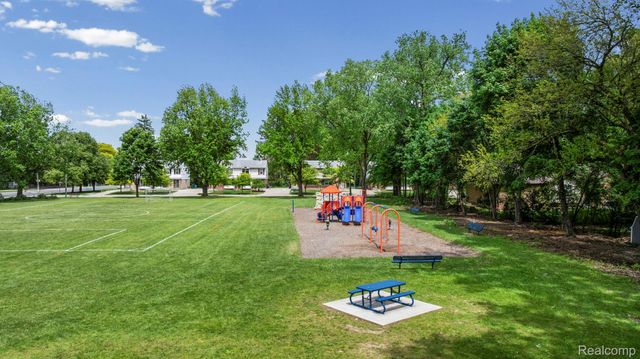 527 E Sunnybrook Drive, Royal Oak, MI 48073