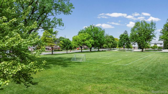 527 E Sunnybrook Drive, Royal Oak, MI 48073