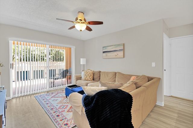 1590 S 42nd Circle 207, Vero Beach, FL 32967