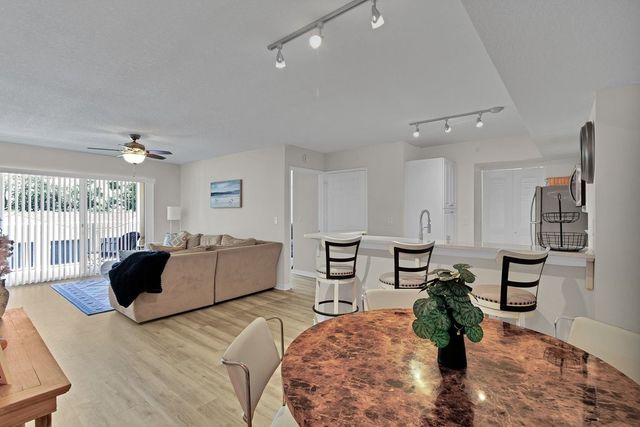 1590 S 42nd Circle 207, Vero Beach, FL 32967