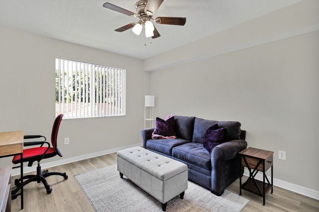 1590 S 42nd Circle 207, Vero Beach, FL 32967