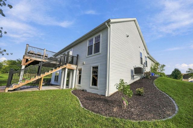 200 Stonefield DRIVE, Johnson Creek, WI 53038