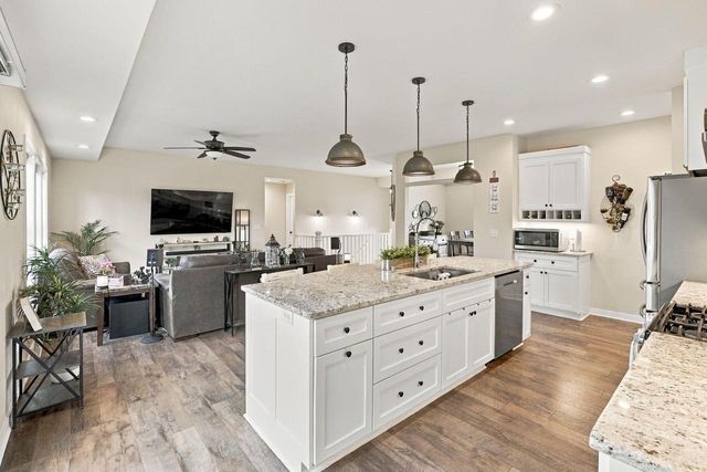 200 Stonefield DRIVE, Johnson Creek, WI 53038
