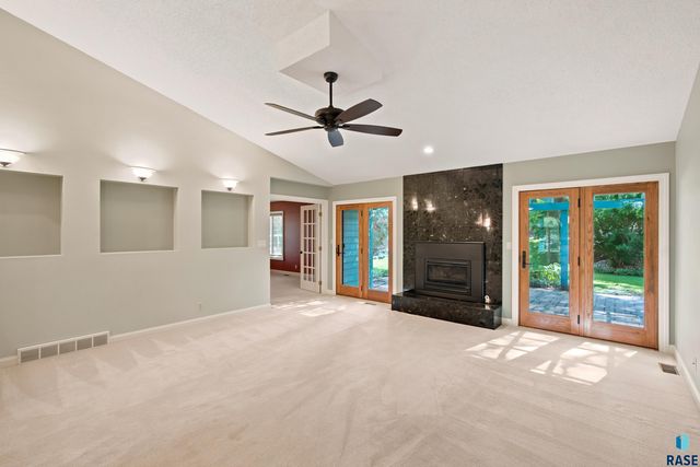 4517 S River Oaks Dr Drive, Sioux Falls, SD 57105