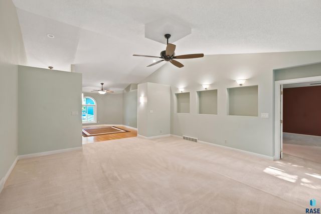 4517 S River Oaks Dr Drive, Sioux Falls, SD 57105