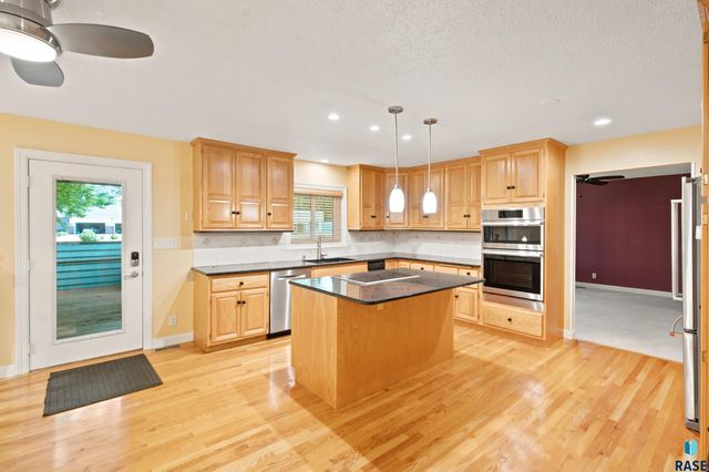 4517 S River Oaks Dr Drive, Sioux Falls, SD 57105