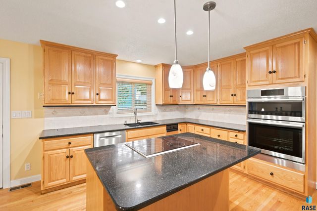 4517 S River Oaks Dr Drive, Sioux Falls, SD 57105