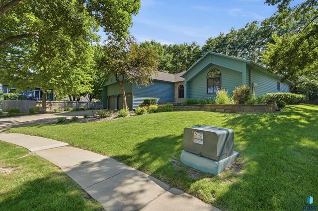 4517 S River Oaks Dr Drive, Sioux Falls, SD 57105