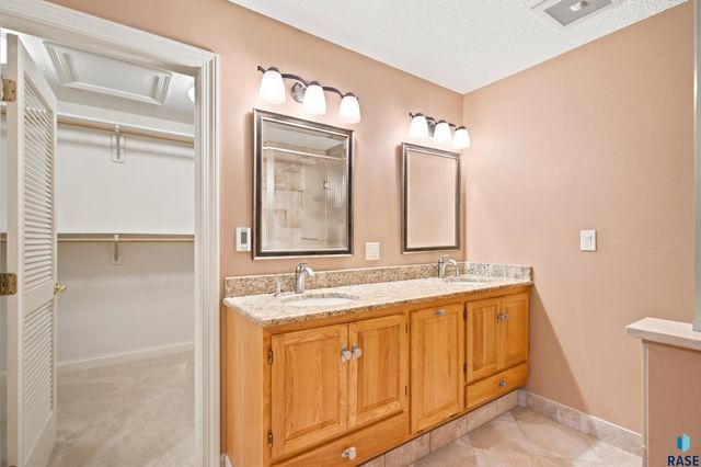 4517 S River Oaks Dr Drive, Sioux Falls, SD 57105