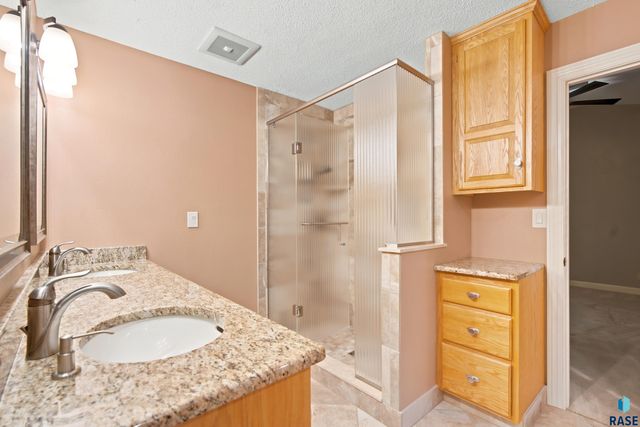 4517 S River Oaks Dr Drive, Sioux Falls, SD 57105