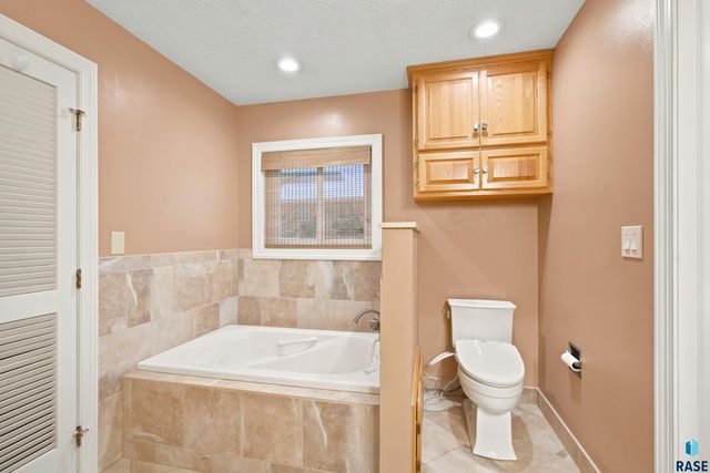 4517 S River Oaks Dr Drive, Sioux Falls, SD 57105